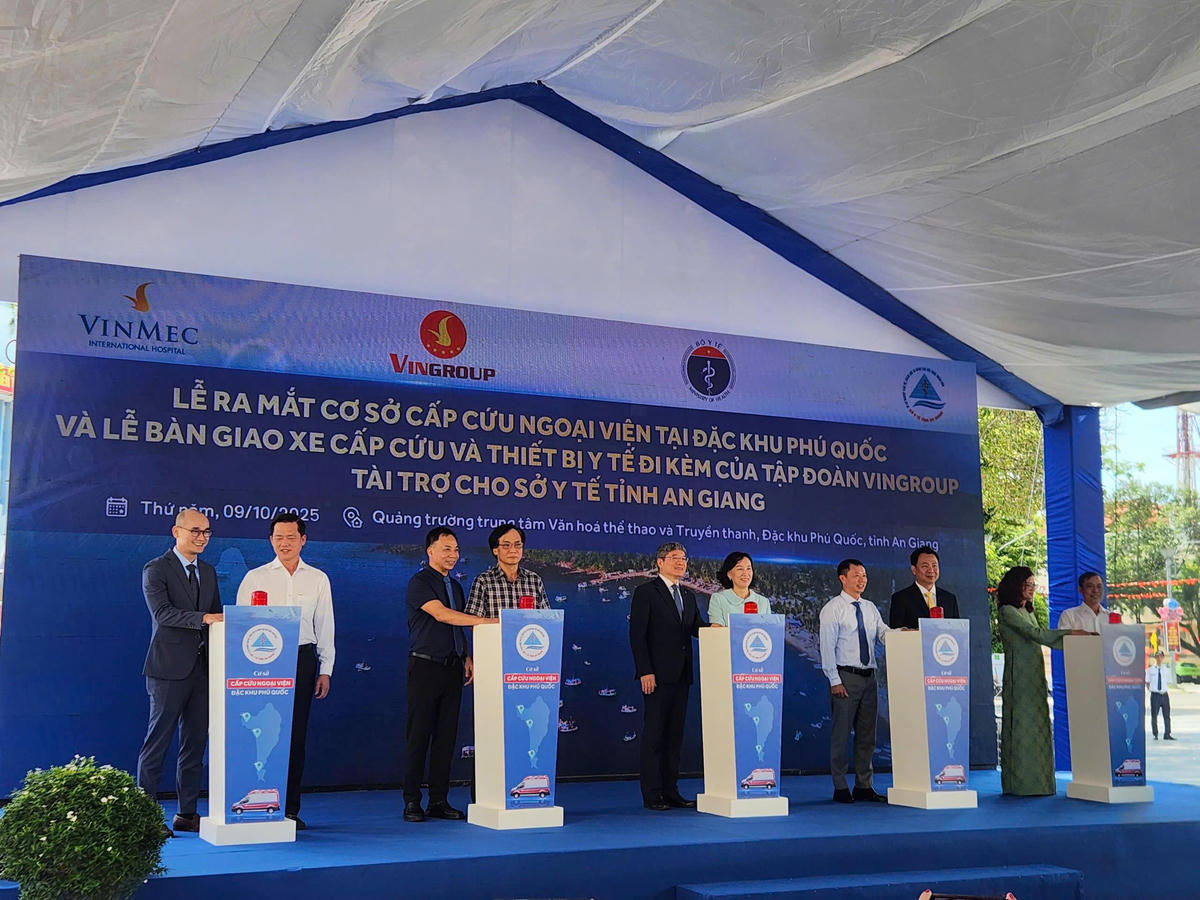 Đại biểu thực hiện nghi thức ra mắt Cơ sở Cấp cứu Ngoại viện chuẩn quốc tế đầu tiên tại Việt Nam ở Phú Quốc. Ảnh Nguyễn Minh.&nbsp;