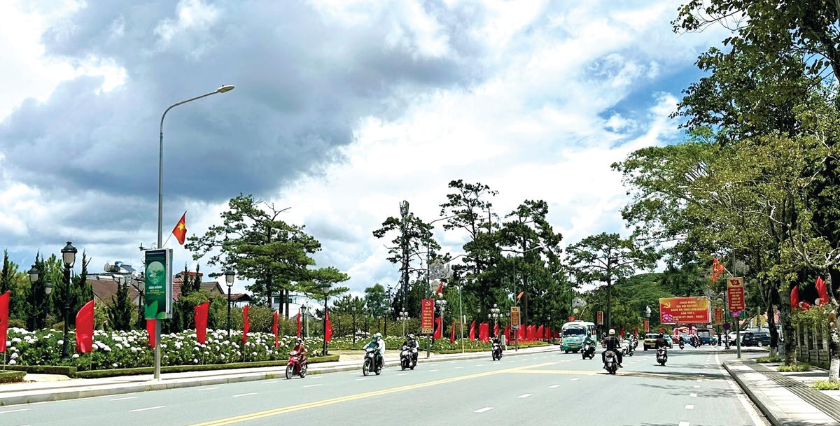 Rực rỡ cờ hoa chào mừng Đại hội đại biểu Đảng bộ tỉnh Lâm Đồng lần thứ I nhiệm kỳ 2025 – 2030. (ảnh H.L)