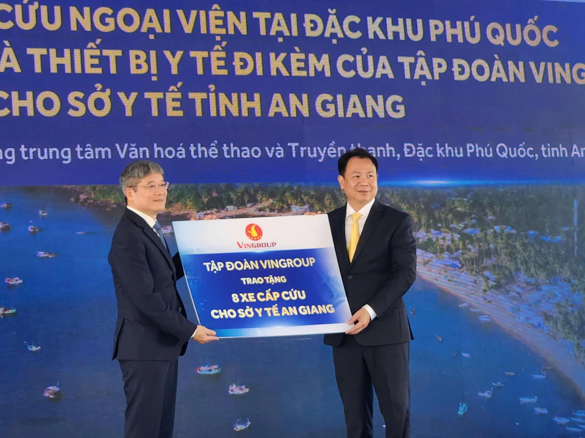 Đại diện Tập đoàn Vingroup bàn giao xe cứu thương và trang thiết bị y tế hiện đại cho Cơ sở. Ảnh Nguyễn Minh.&nbsp;