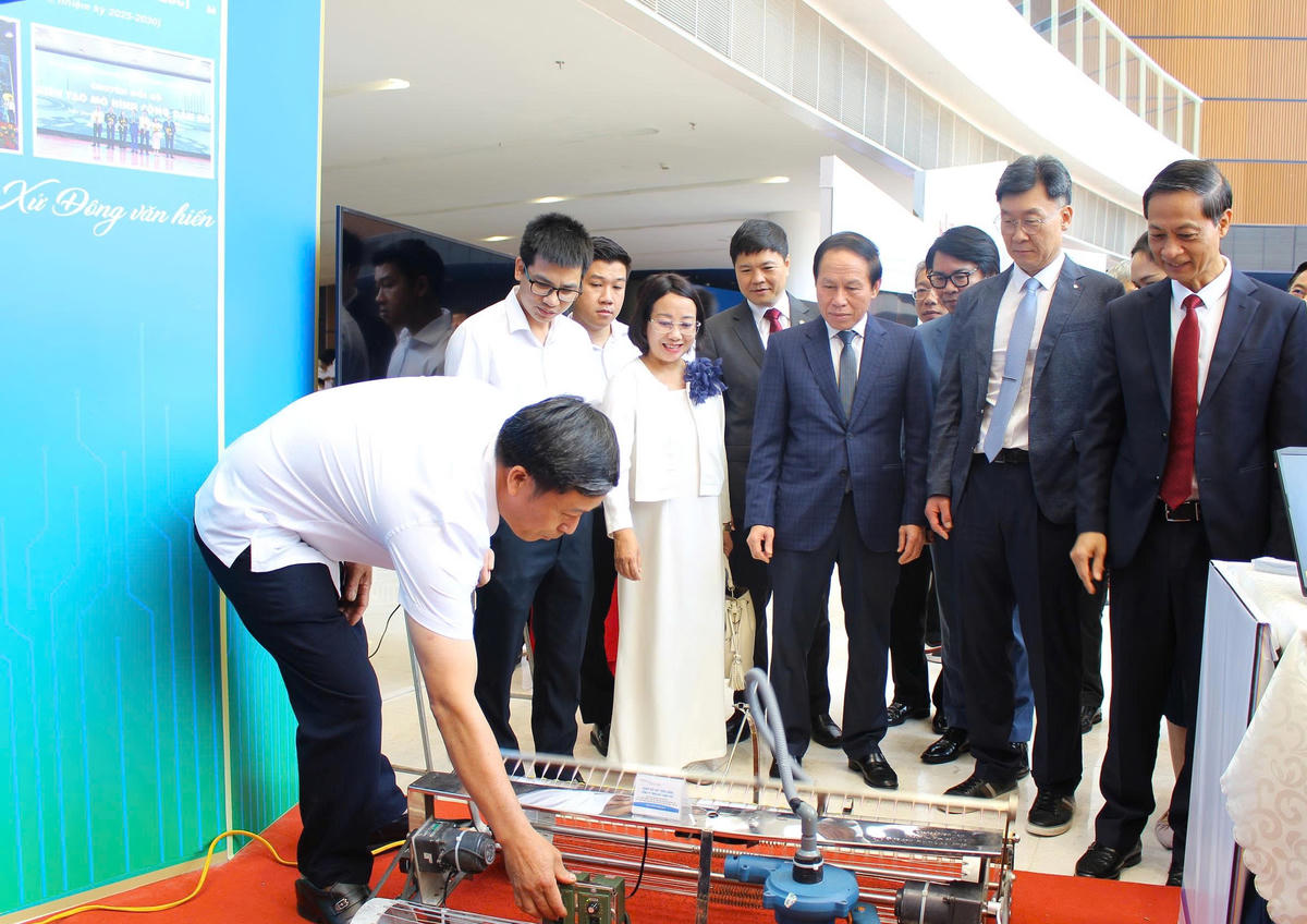 Lãnh đạo TP Hải Phòng tham quan các gian hàng trưng bày sản phẩm công nghệ, đổi mới sáng tạo. Ảnh: PT.&nbsp;