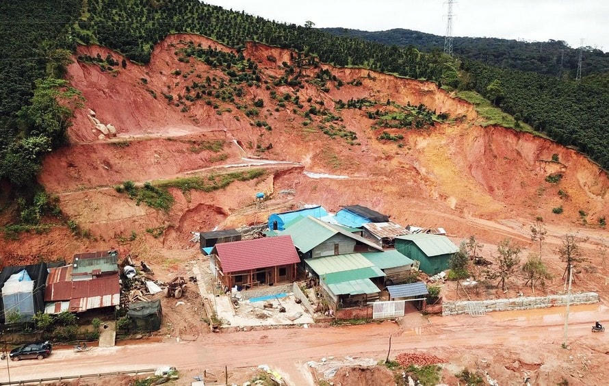 Nguy cơ sạt lở đất diễn ra ở nhiều địa phương có địa hình đồi núi cao. Ảnh: Kim Anh.  