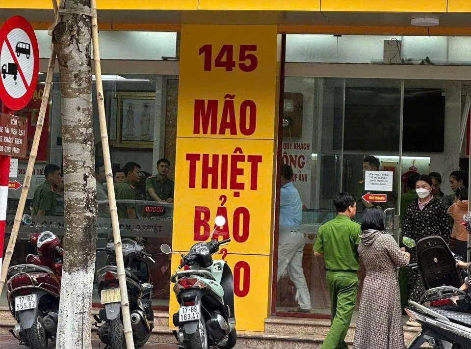 Lực lượng Công an làm việc tại trụ sở&nbsp;Công ty TNHH vàng bạc Mão Thiệt Bảo Thảo. Ảnh: CTV.