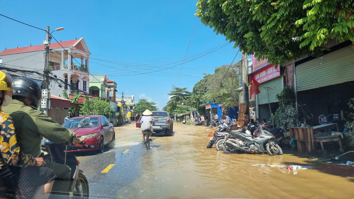 Chiều ngày 9/10, đường Núi Voi vẫn còn ngập nước. nhưng đã có thể lưu thông được.&nbsp; &nbsp; &nbsp; &nbsp; &nbsp;Ảnh: TN.