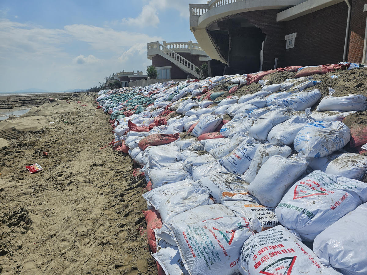 Tuyến kè tạm chắn sóng làm bằng hàng ngàn bao tải cát mới hình thành sau sự cố. Ảnh: Quốc Thanh
