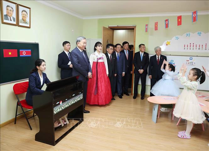 Tổng Bí thư Tô Lâm thăm lớp học mang tên Chủ tịch Hồ Chí Minh. Ảnh: Thống Nhất/TTXVN