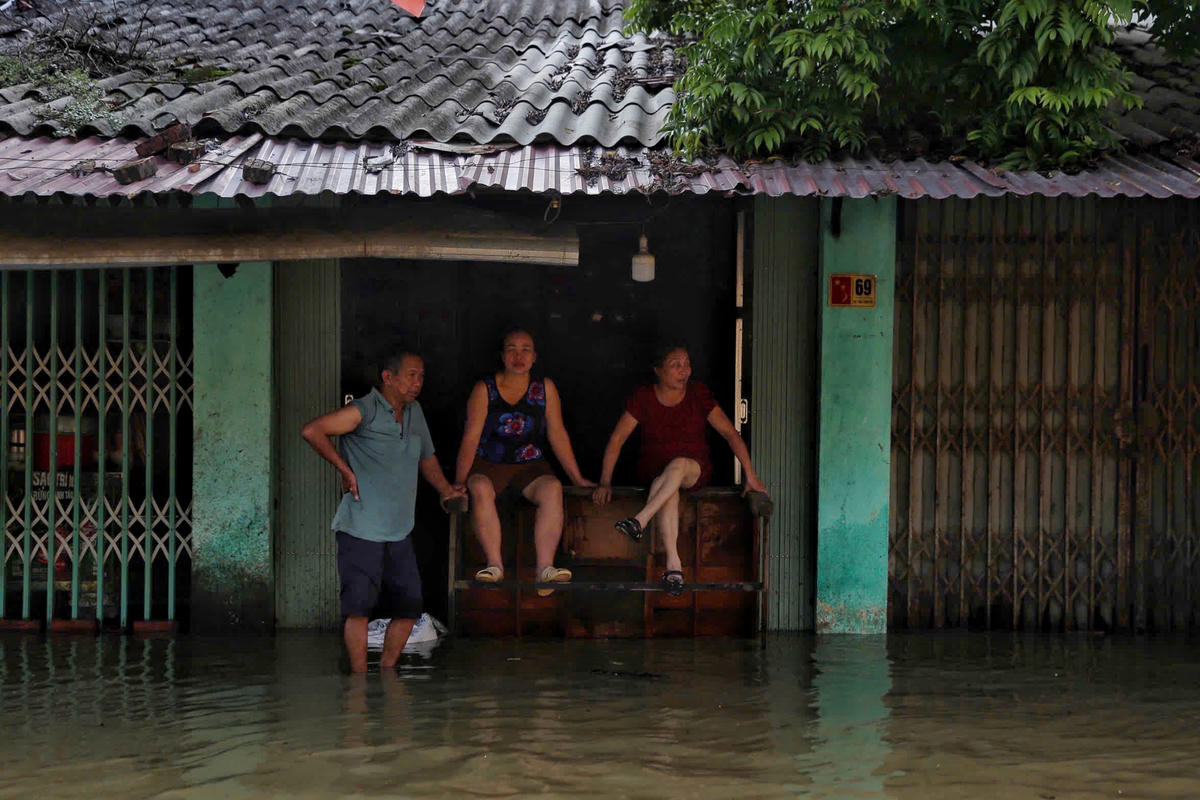 Nhiều người dân 'bất lực' nhìn dòng nước ngày càng dâng cao.