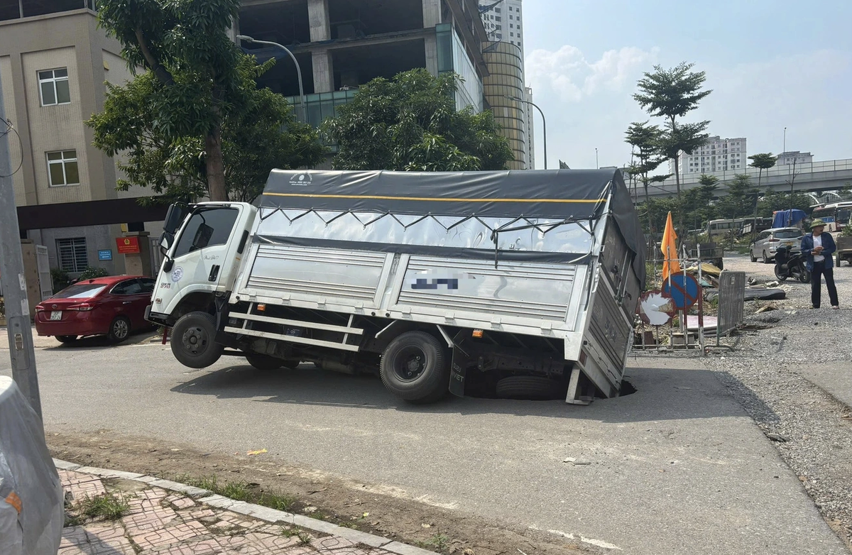 Hiện trường vụ xe tải tụt hố sâu. Ảnh: Tuyết Mai.