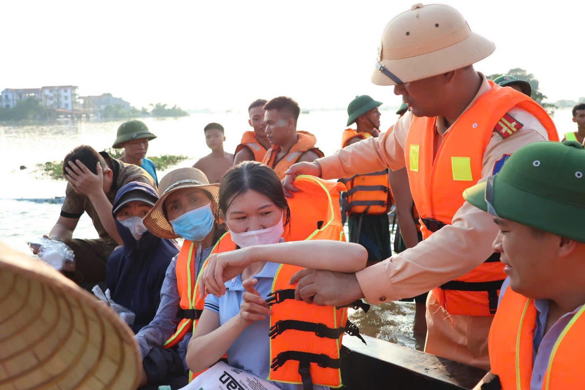 Trước tình hình nước sông Cầu và sông Cà Lồ dâng cao gây ngập lụt tại một số khu vực hạ lưu, Phòng Cảnh sát giao thông (Công an TP Hà Nội) đã huy động lực lượng, phương tiện phối hợp với các đơn vị chức năng, chính quyền địa phương hỗ trợ người dân di dời tài sản, phương tiện đến nơi an toàn.