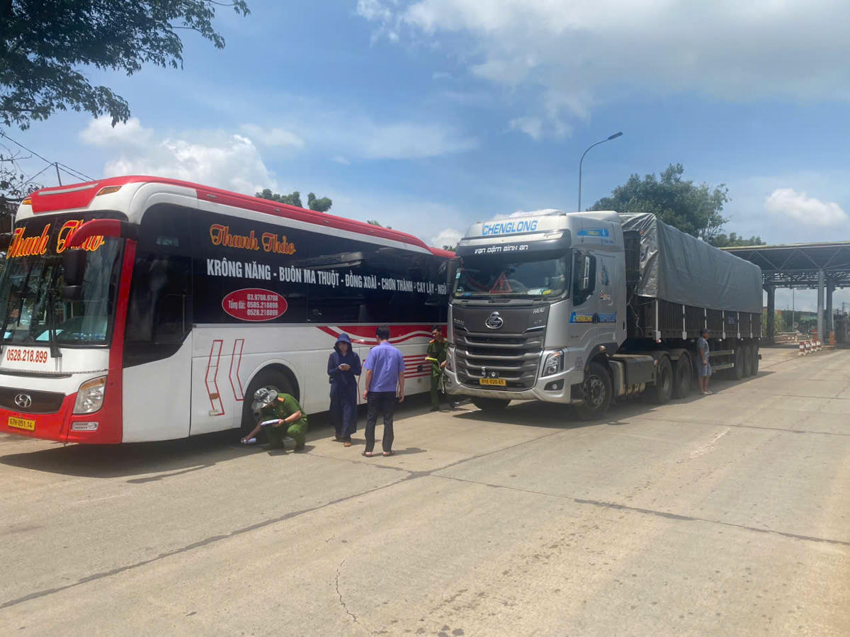 Công an xã Đắk Mil tiến hành khám nghiệm hiện trường vụ việc. Ảnh: CA.