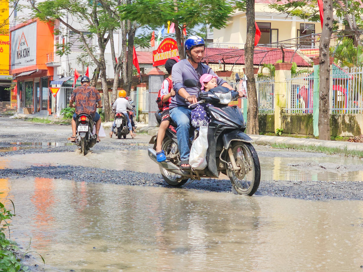 Phụ huynh gặp khó khăn mỗi khi đưa, đón con đến Trường Mầm non Hà Trung. Ảnh: Đình Minh