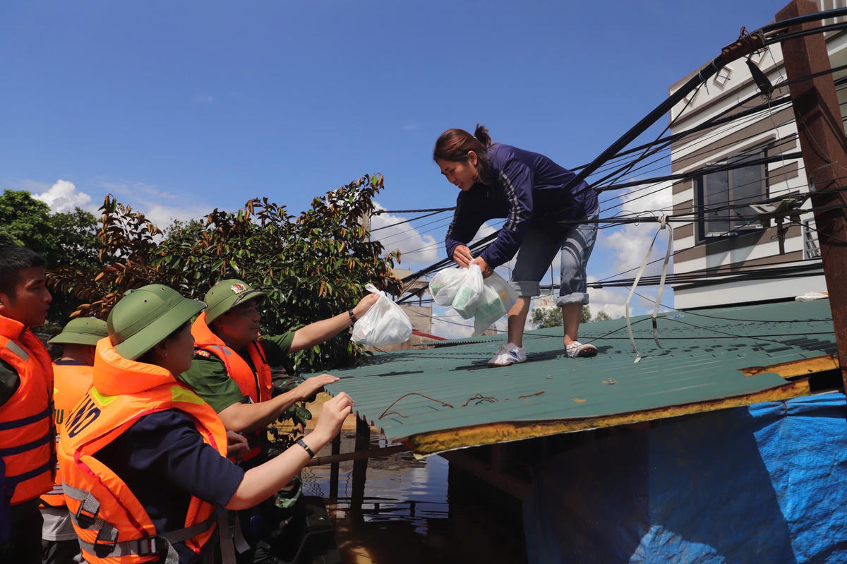 Lãnh đạo Ủy ban MTTQ Việt Nam tỉnh, Công an tỉnh Bắc Ninh cứu trợ người dân ở thôn Tân An, xã Bố Hạ (Bắc Ninh).	 Ảnh: Tuyết Mai