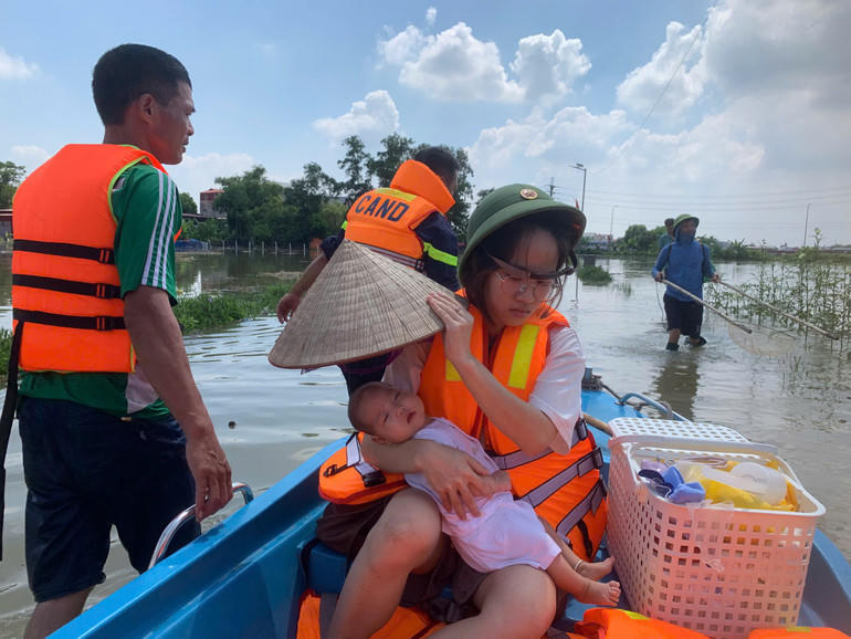 Công an Hà Nội kịp thời đưa&nbsp;người già, trẻ nhỏ, trẻ sơ sinh trong vùng ngập ra khu vực an toàn.
