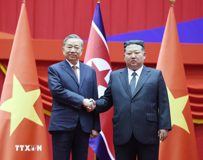 Tổng Bí thư Tô Lâm và&nbsp;Tổng Bí thư, Chủ tịch Quốc vụ Kim Jong Un (Ảnh: TTXVN)