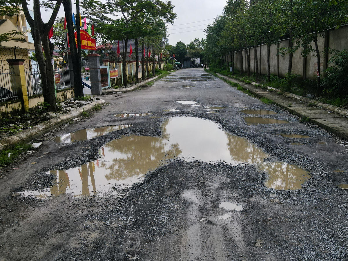 Dọc tuyến đường dài 360m chỉ mới rải đá cấp phối, chưa được rải nhựa asphalt. Ảnh: Đình Minh