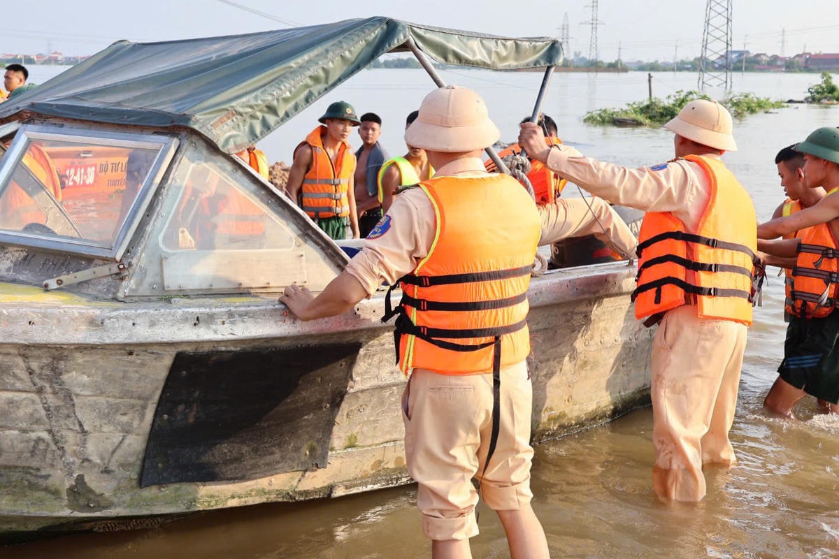 Phòng CSGT Hà Nội khẩn trương huy động hơn 30 cán bộ, chiến sĩ cùng 2 xuồng máy, xe tải chuyên dụng lên địa bàn phối hợp với chính quyền địa phương, lực lượng quân đội và Công an các xã hỗ trợ nhân dân di dời tài sản, phương tiện, vật dụng thiết yếu đến nơi an toàn.