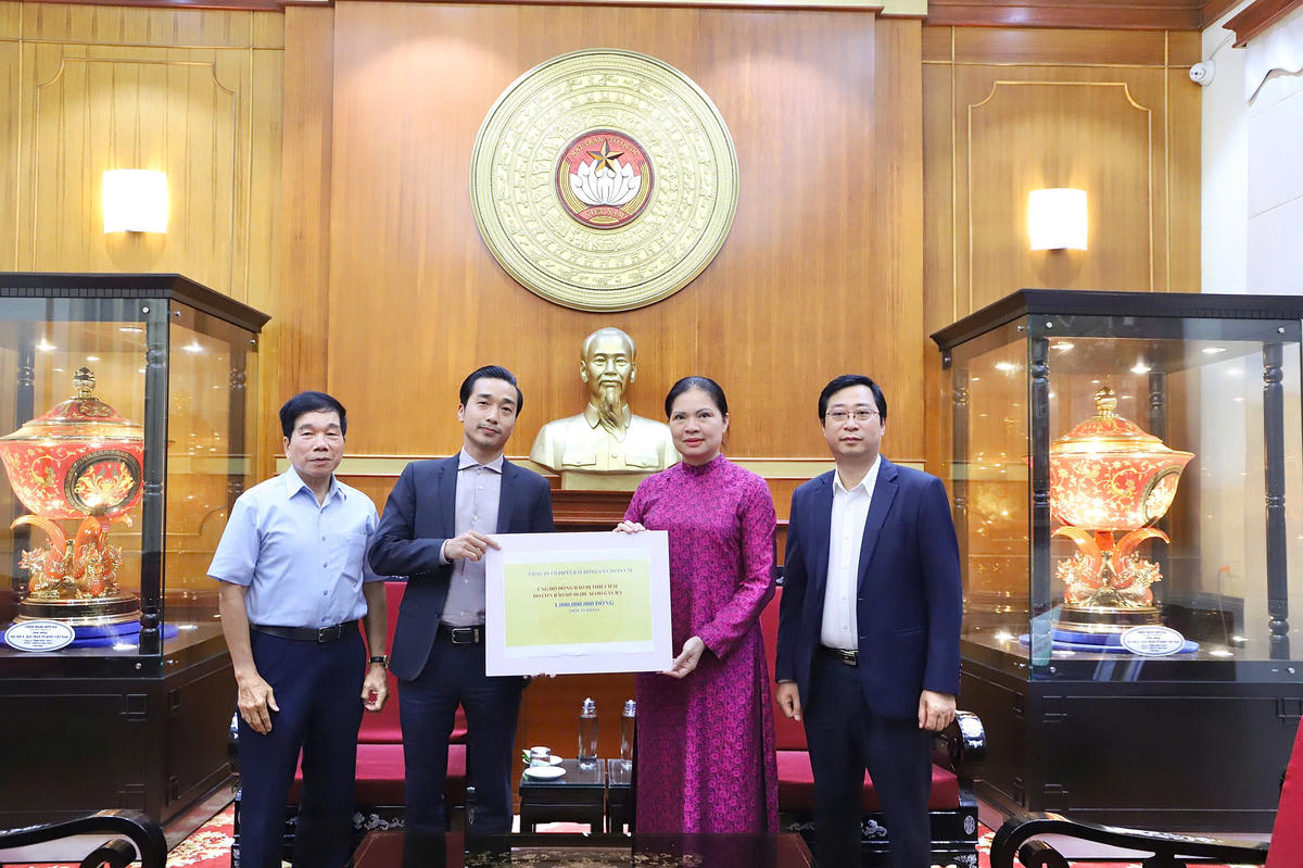 Bà Hà Thị Nga, Phó Chủ tịch UBTƯ MTTQ Việt Nam tiếp nhận ủng hộ từ Công ty Cổ phần Bất động sản Toàn Cầu. Ảnh: N. Hiển