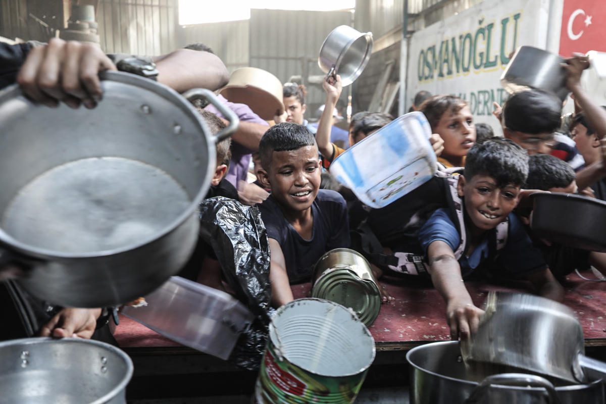 Người dân Palestine chờ nhận bữa ăn nóng do các tổ chức từ thiện phân phát ở Gaza. Nguồn: Getty Images.
