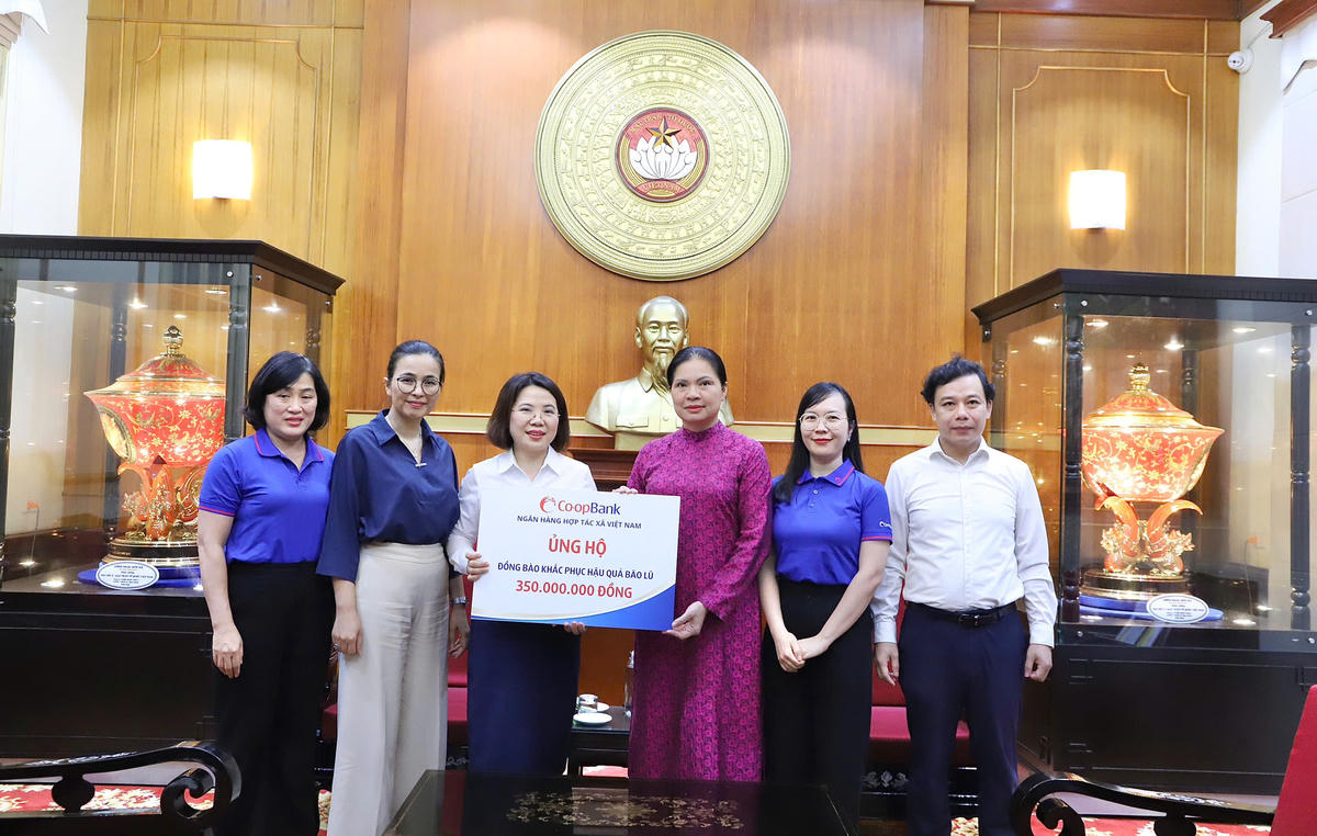Bà Hà Thị Nga, Phó Chủ tịch UBTƯ MTTQ Việt Nam tiếp nhận ủng hộ từ Ngân hàng Hợp tác xã Việt Nam. Ảnh: N. Hiển