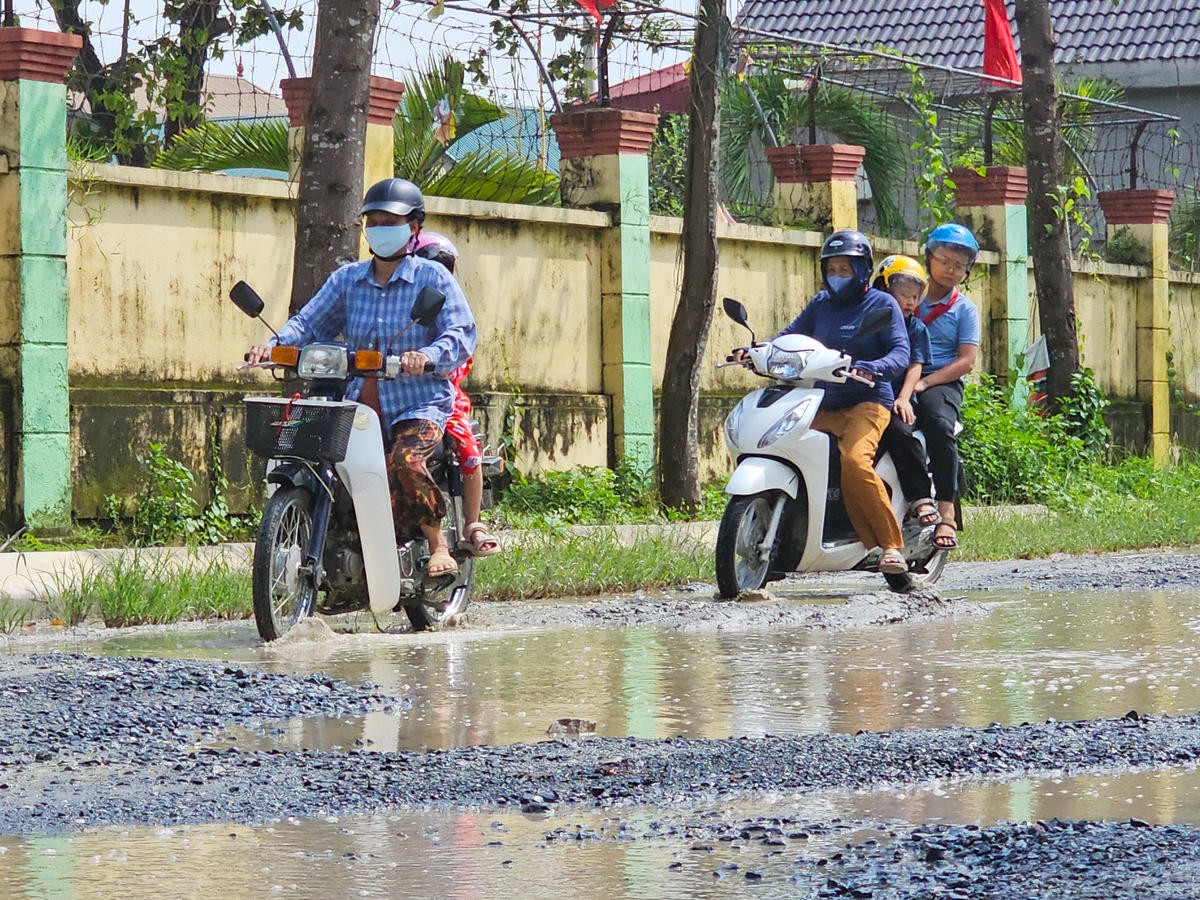 Phụ huynh ở Hà Trung rất vất vả khi đưa đón con qua tuyến đường này. Ảnh: Đình Minh