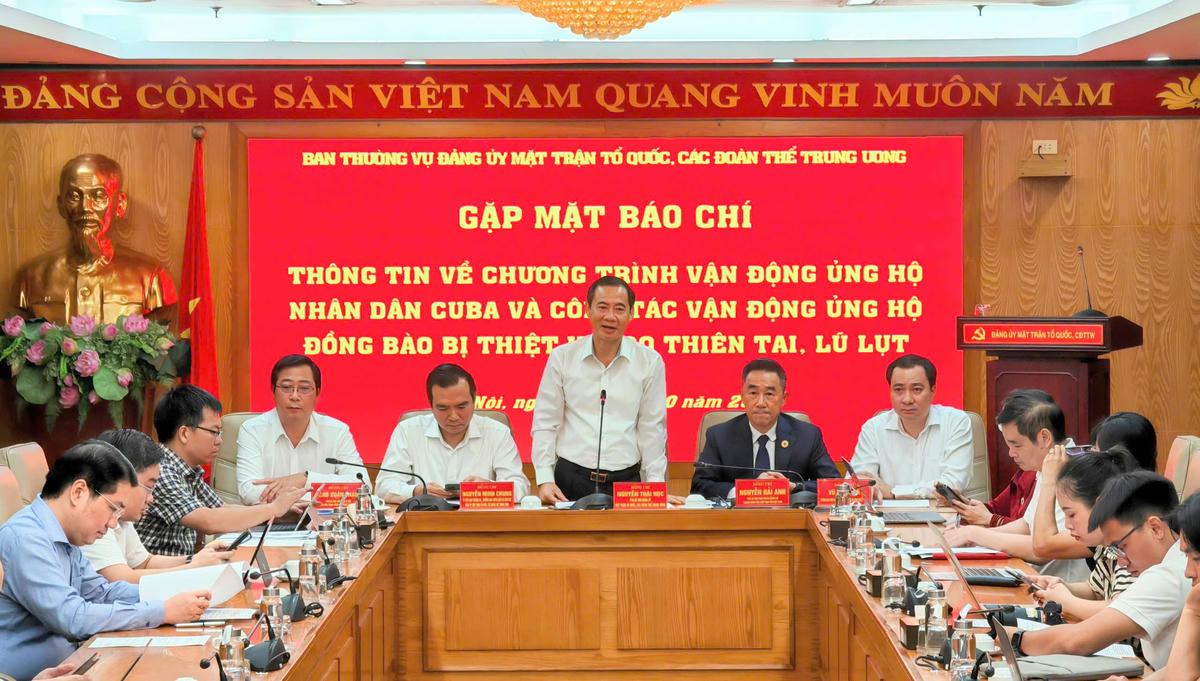 Ông Nguyễn Thái Học, Phó Bí thư Đảng ủy MTTQ, các đoàn thể Trung ương phát biểu tại cuộc gặp mặt. Ảnh: Văn Hoa