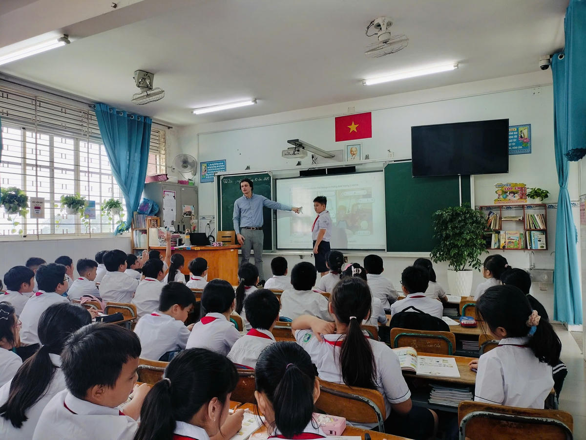 Tiết học tiếng Anh tại Trường Tiểu học Đông Hòa B (Dĩ An, TPHCM). Ảnh: NTCC.