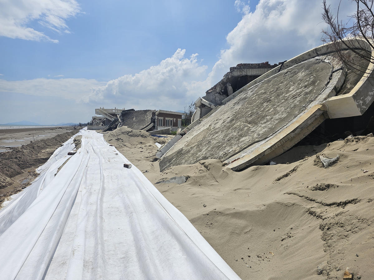 Nhiều biệt thự Khu Resort Hoa Tiên Xuân Thành nằm cách mặt nước biển vài chục mét bị đổ sập sau bão số 10. Ảnh: Quốc Thanh