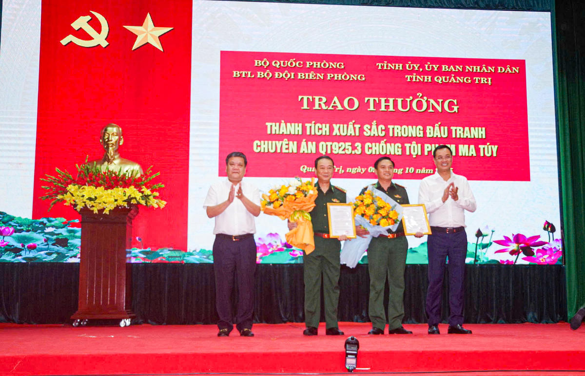 Lãnh đạo tỉnh Quảng Trị khen thưởng cho các tập thể có thành tích xuất sắc. 