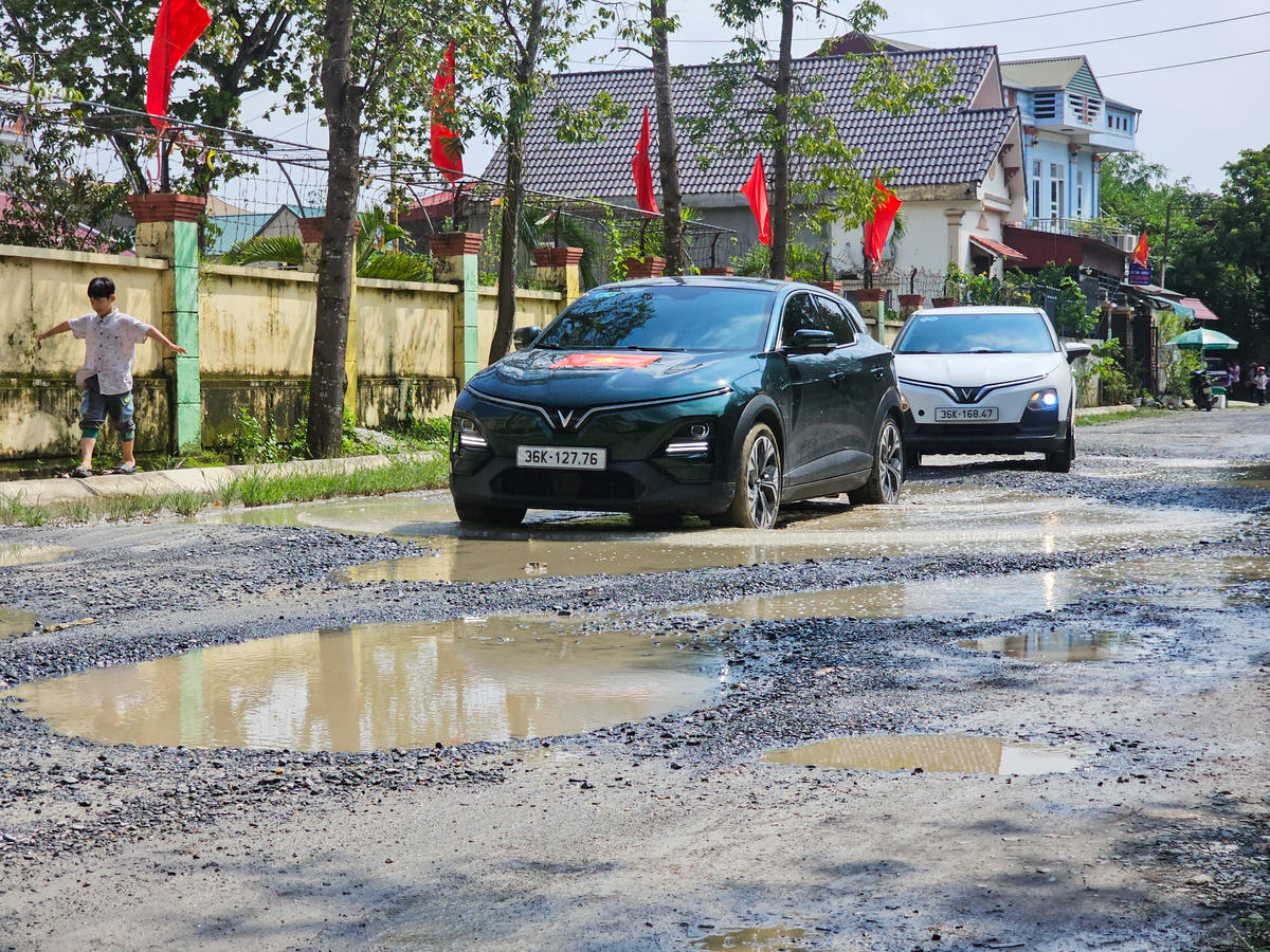 Mặt đường ngày càng hư hỏng nặng hơn. Ảnh: Đình Minh