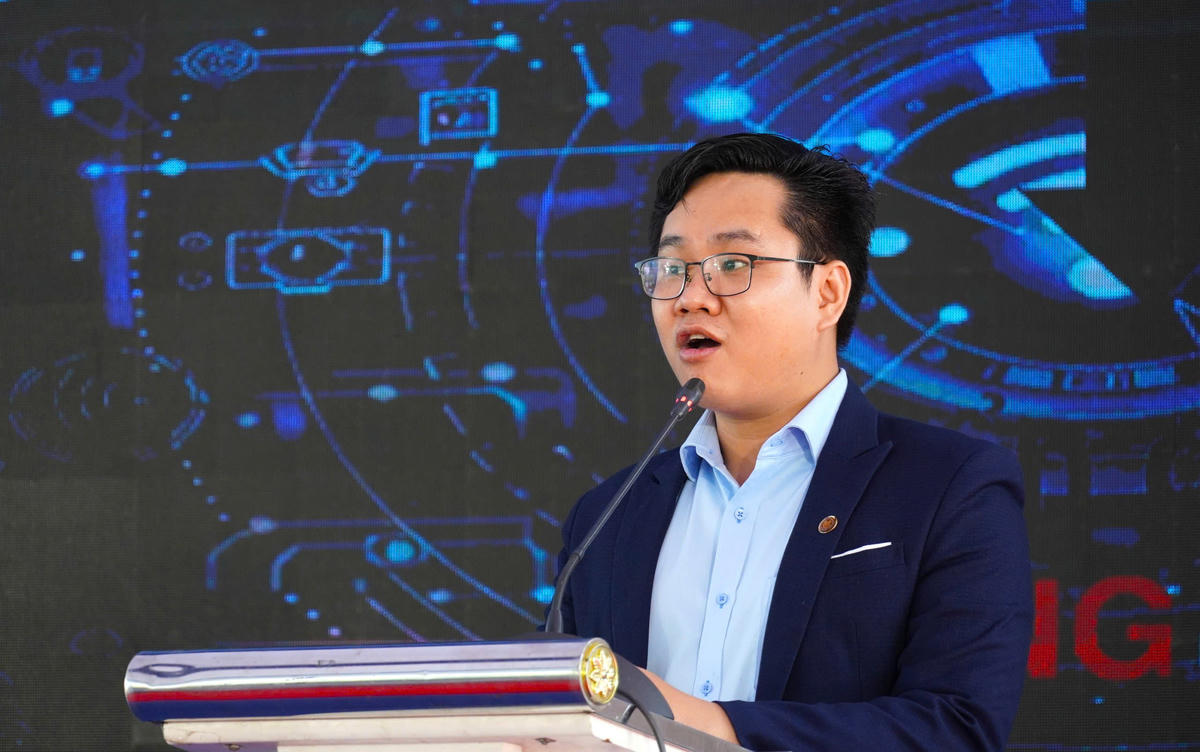 Tiến sĩ Lê Duy Tân – Giảng viên Khoa Công nghệ Thông tin, Trường Đại học Quốc tế – Đại học Quốc gia TP Hồ Chí Minh; Đồng sáng lập AIoT Lab Việt Nam chia sẻ chuyên đề vai trò, giải pháp và bài học kinh nghiệm chuyển đổi số trong doanh nghiệp. Ảnh: Nguyên Du