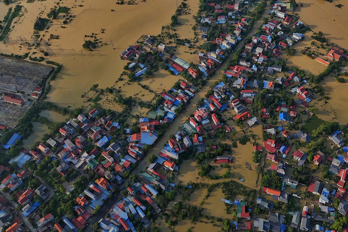 Theo anh Dũng, chiều 9/10 nước lũ trước cửa nhà đã ngập quá đầu người lớn. Đêm qua 8/10, nước lên rất nhanh. Chỉ sau vài tiếng, nước lũ đã dâng từ nền đường vào trong nhà, cao thêm khoảng 1 m.