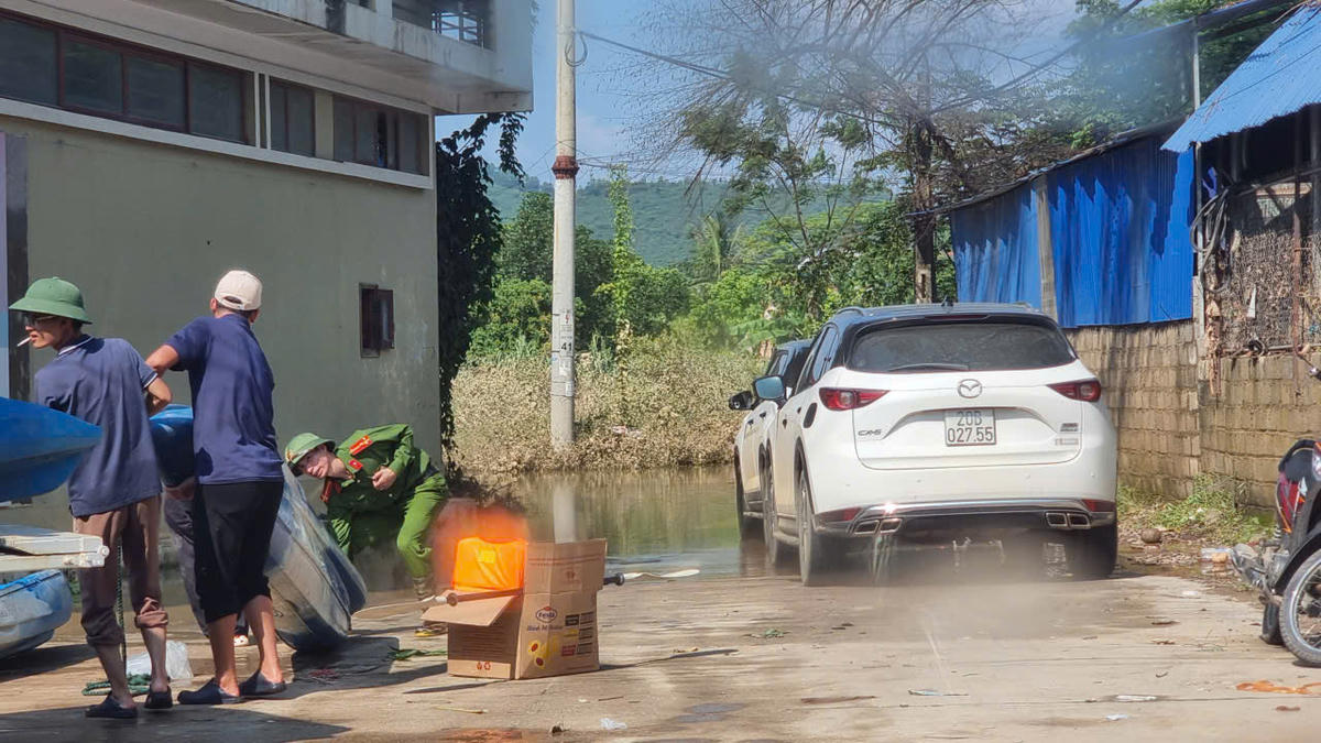 Nhiều khu vực dân cư như Lòng Thuyền, Phúc Lộc, xóm Vải... của phường Linh Sơn vẫn bị ngập sâu, có nơi trên 2 m, chỉ có thể tiếp cận bằng thuyền, xuồng. Ảnh: TN.