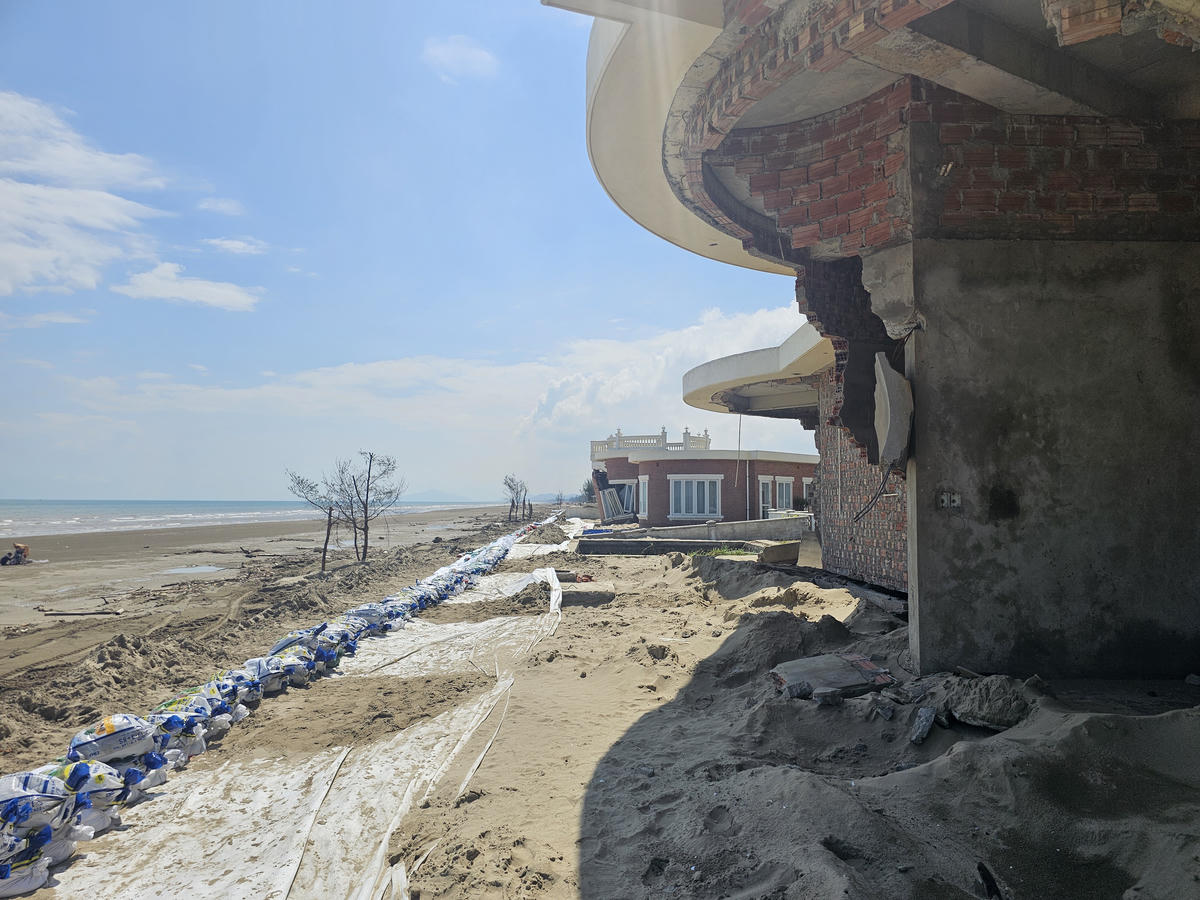 Qua quan sát, những căn biệt thự nằm sát mặt biển, chỉ cách mặt nước vài chục mét, tuy nhiên không hề có tuyến bờ kè ngăn nước biển. Ảnh: Quốc Thanh.