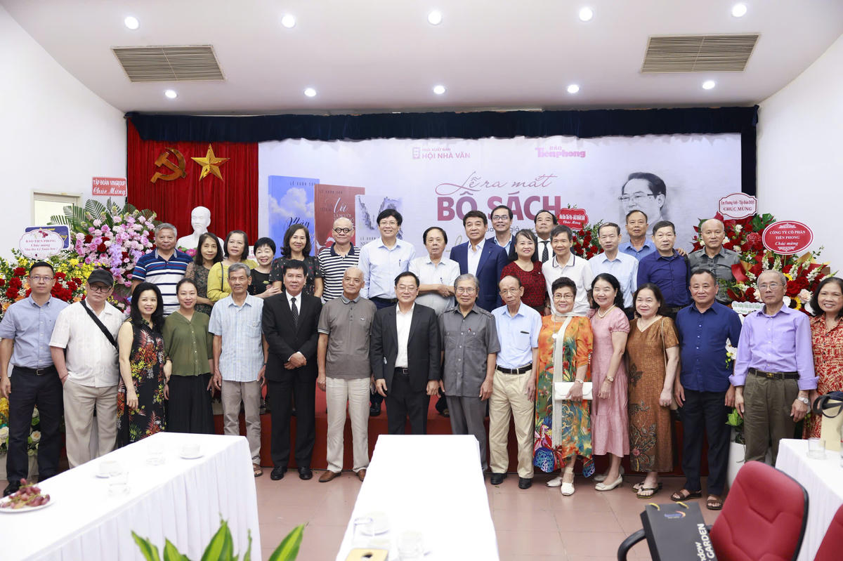Đồng nghiệp, bạn bè và gia đình chúc mừng nhà báo Lê Xuân Sơn tại lễ ra mắt 3 cuốn sách. Ảnh: BTC