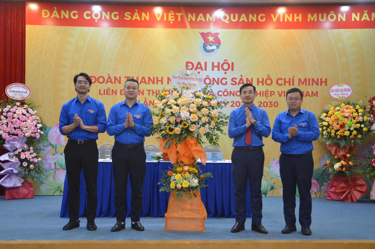 Bí thư Đoàn MTTQ, các đoàn thể Trung ương Nguyễn Nhất Linh tặng hoa chúc mừng Đại hội.
