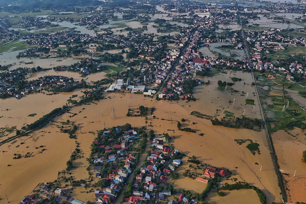 Hình ảnh xã Trung Giã (Hà Nội) bị cô lập bởi dòng nước lũ. Ảnh: Lê Khánh.