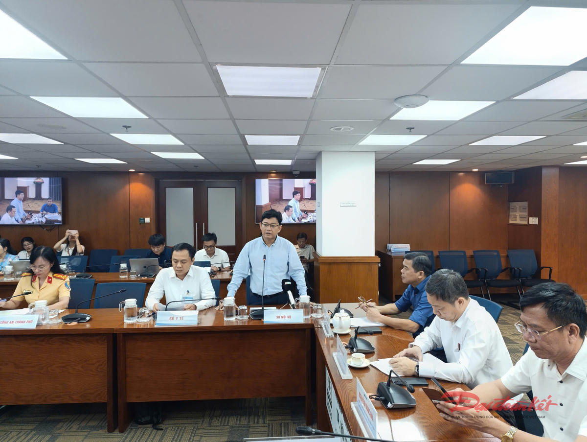 Ông Nguyễn Bảo Cường - Trưởng Phòng Lao động - Tiền lương và Bảo hiểm Xã hội thuộc Sở Nội vụ TP Hồ Chí Minh thông tin tại buổi họp báo. Ảnh: Hồng Phúc.