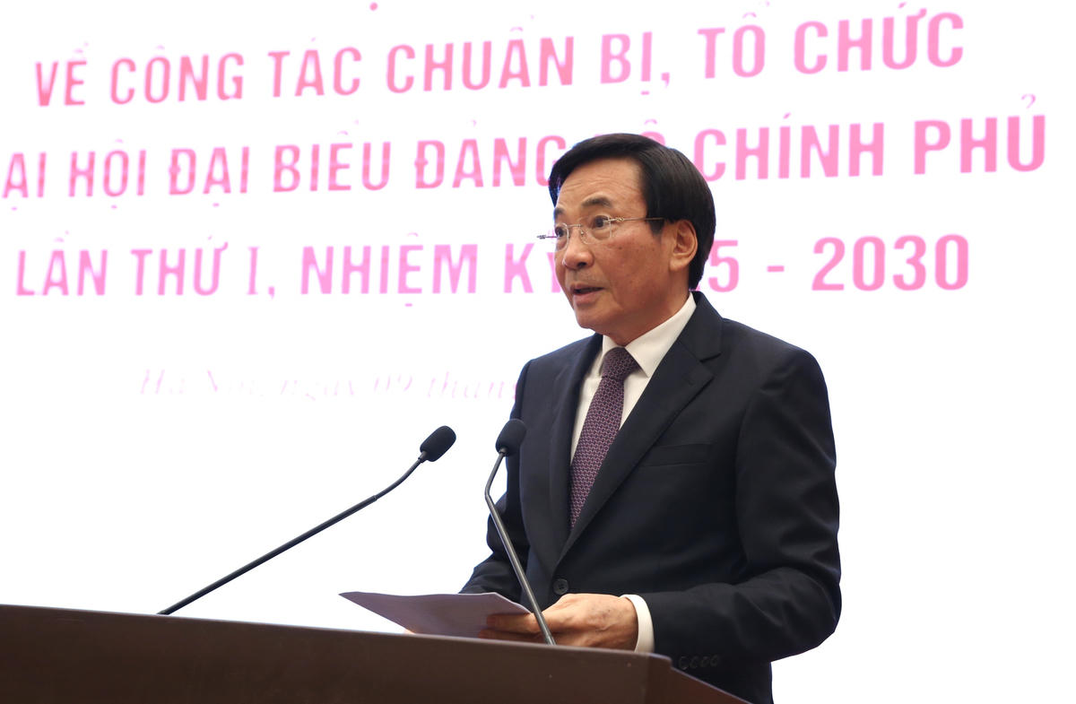 Bộ trưởng, Chủ nhiệm Văn phòng Chính phủ Trần Văn Sơn, Người phát ngôn của Chính phủ, thông báo những nội dung chủ yếu về công tác chuẩn bị, tổ chức Đại hội. Ảnh: Nguyễn Hoàng.