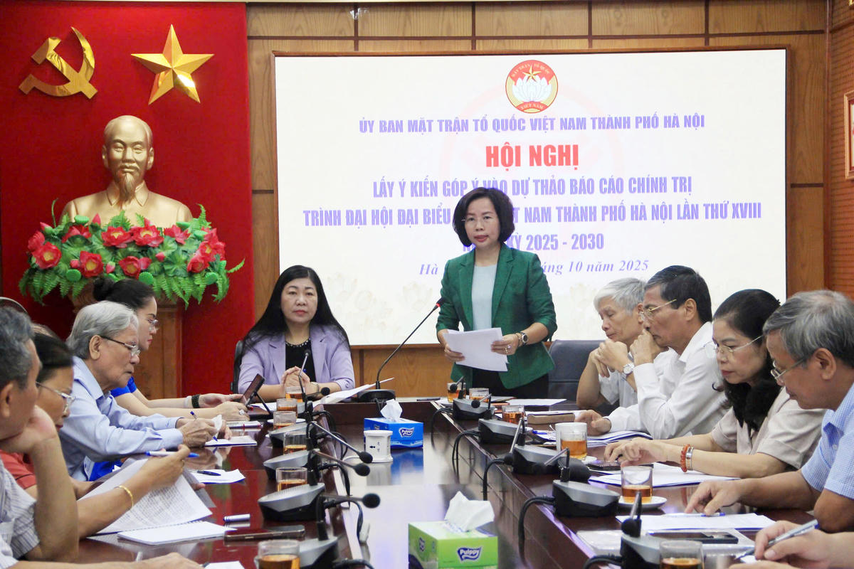 Ủy viên Ban Thường vụ, Chủ tịch Ủy ban MTTQ TP Hà Nội Nguyễn Lan Hương và Ủy viên Ban Thường vụ, Phó Chủ tịch Thường trực Ủy ban MTTQ TP Hà Nội Bùi Huyền Mai chủ trì hội nghị lấy ý kiến. Ảnh: P.V