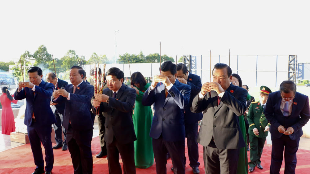 Đoàn đại biểu tham dự Đại hội đại biểu Đảng bộ tỉnh Tây Ninh viếng Đài tưởng niệm Anh hùng liệt sĩ. Ảnh: T.N