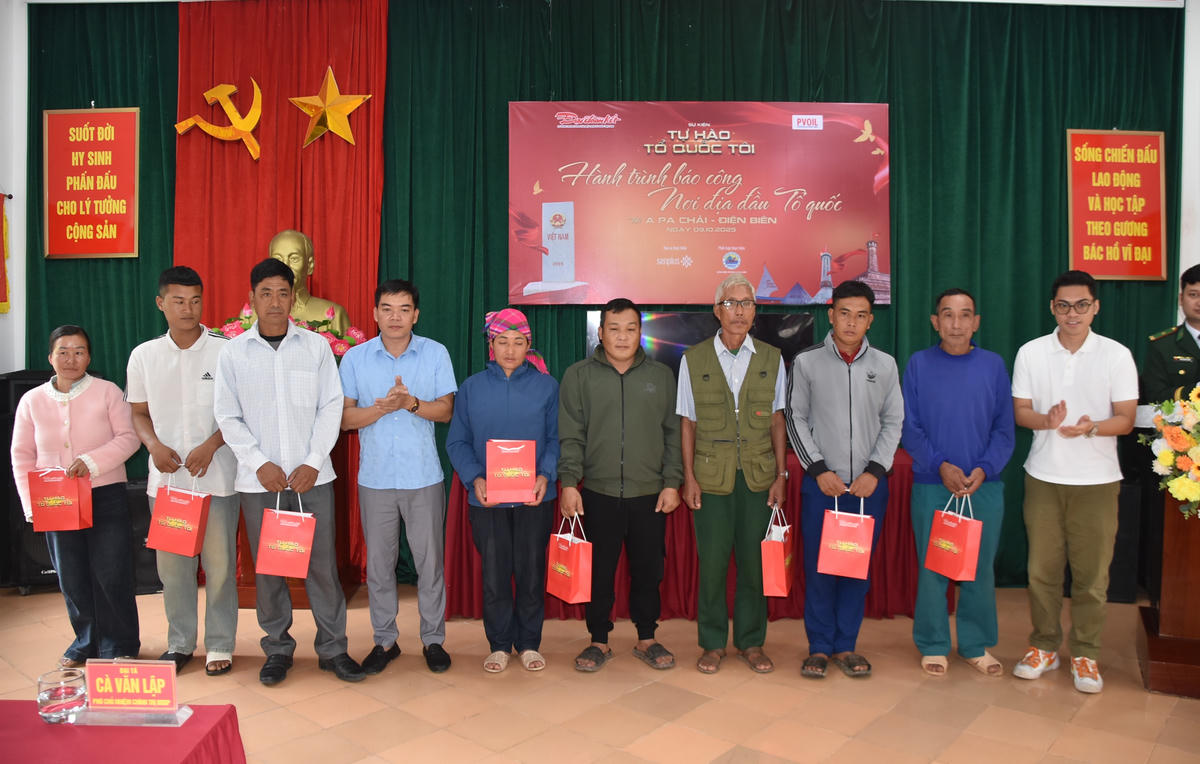 Đại diện Ban Tổ chức tặng quà cho các hộ dân có hoàn cảnh khó khăn trên địa bàn. Ảnh: Đ.S.