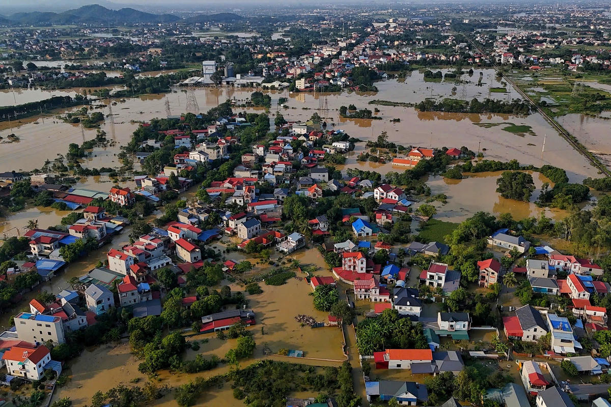 Theo ghi nhận của PV Báo Đại đoàn kết, nước sông dâng cao khiến nhiều tuyến đường trên địa bàn xã Trung Giã bị ngập cục bộ, giao thông bị chia cắt. Đặc biệt, tại QL3, đoạn từ Công ty Yamaha ngập khoảng 200 m với độ sâu 1,5 m, đoạn nhà văn hóa Xuân Sơn ngập khoảng 500 m, sâu 1,2 m; đường Minh Trí - Bắc Sơn đi Đô Tân, đoạn Cầu Triền ngập khoảng 500 m, sâu 1,5 m.