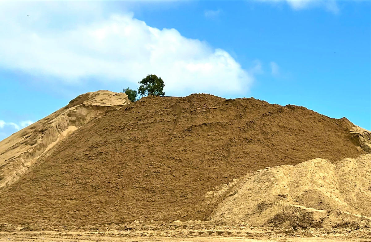 Một số điểm tập kết cát được cơ quan chức năng lắp đặt trạm cân. Ảnh: CV.