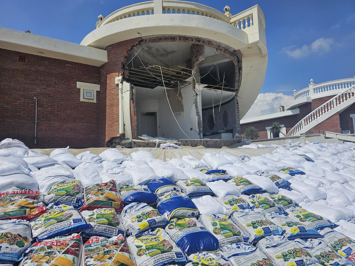 Ngày 9/10, thông tin từ lãnh đạo Sở Xây dựng Hà Tĩnh cho biết, Sở đang thành lập đoàn kiểm tra để tiến hành kiểm tra Dự án Khu Resort Hoa Tiên Xuân Thành nhằm xác định nguyên nhân việc nhiều căn villa tại đây bị đổ sập, hư hỏng nặng sau bão số 10 vừa qua. Ảnh: Quốc Thanh