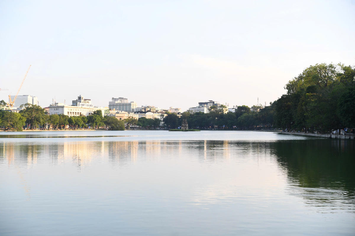 Khu vực quanh Hồ Gươm vẫn còn nhiều khối công trình lớn chiếm diện tích, làm giảm tính thông thoáng và thẩm mỹ cảnh quan. 	Ảnh: P. Sỹ