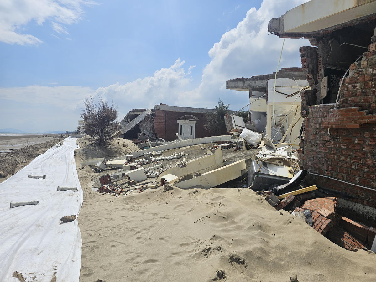 Trao đổi với báo chí, ông Nguyễn Quốc Hà, Phó Giám đốc Sở Xây dựng Hà Tĩnh cho biết, việc nghiệm thu dự án này để đưa vào sử dụng không thuộc trách nhiệm của Sở.
"Căn cứ vào Nghị định 15, năm 2013 và một số Thông tư hướng dẫn như Thông tư 21, Thông tư 46 thì dự án không thuộc đối tượng của cơ quan nhà nước kiểm tra công tác nghiệm thu để đưa vào sử dụng, trách nhiệm này thuộc về chủ đầu tư", ông Hà nói.
