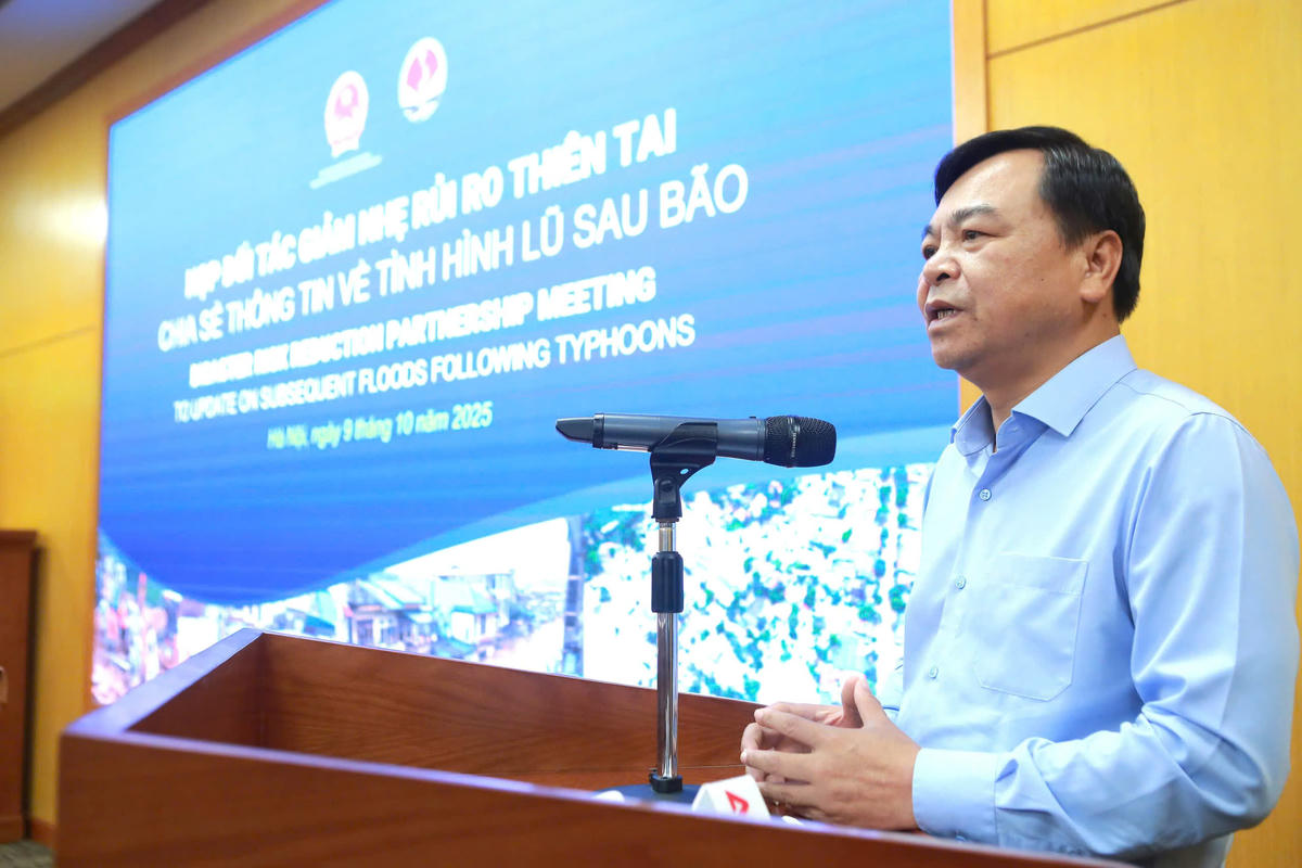 Thứ trưởng Nông nghiệp và Môi trường Nguyễn Hoàng Hiệp phát biểu chỉ đạo cuộc họp. Ảnh: VDDMA