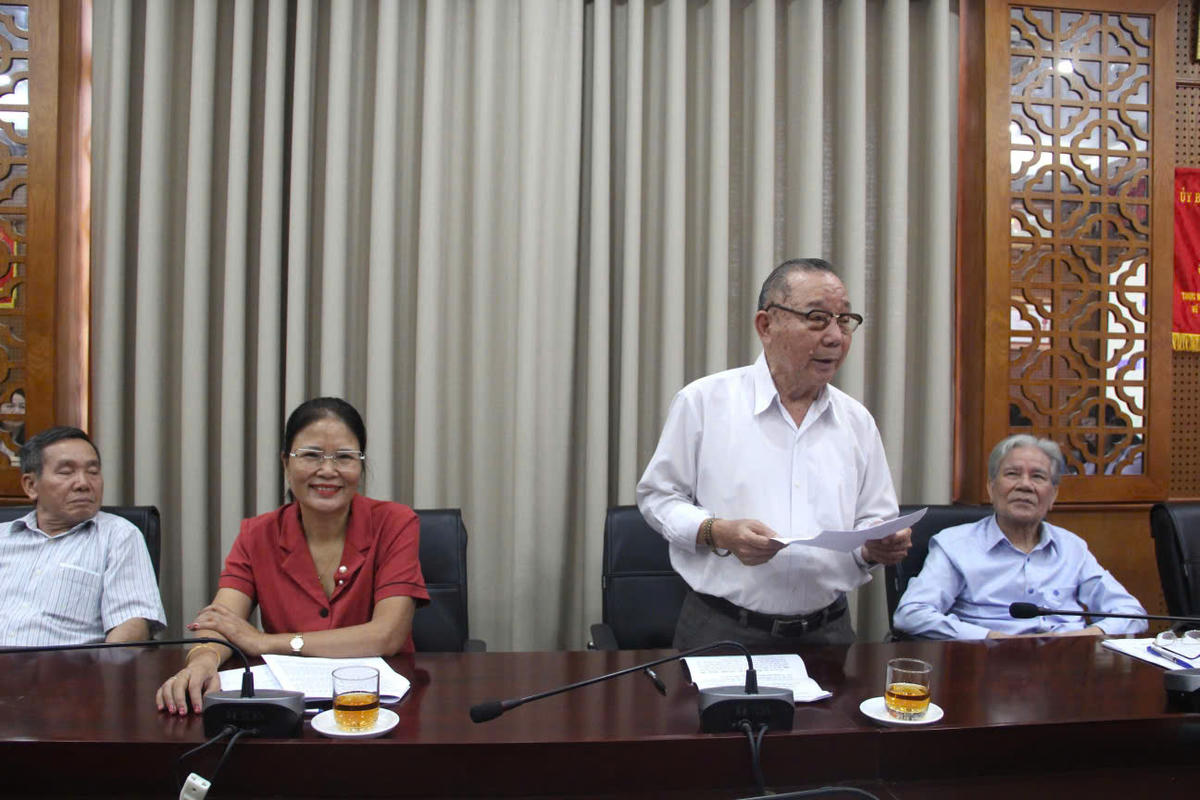 Nguyên lãnh đạo MTTQ Việt Nam TP Hà Nội góp ý vào dự thảo văn kiện Đại hội Mặt trận. Ảnh: P. V