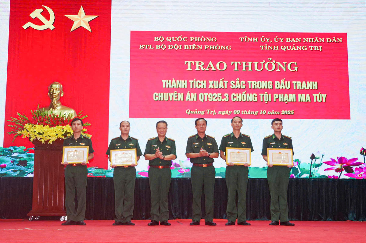 Lãnh đạo ban Chỉ huy BĐBP tỉnh Quảng Trị tặng giấy khen cho các cá nhân. 