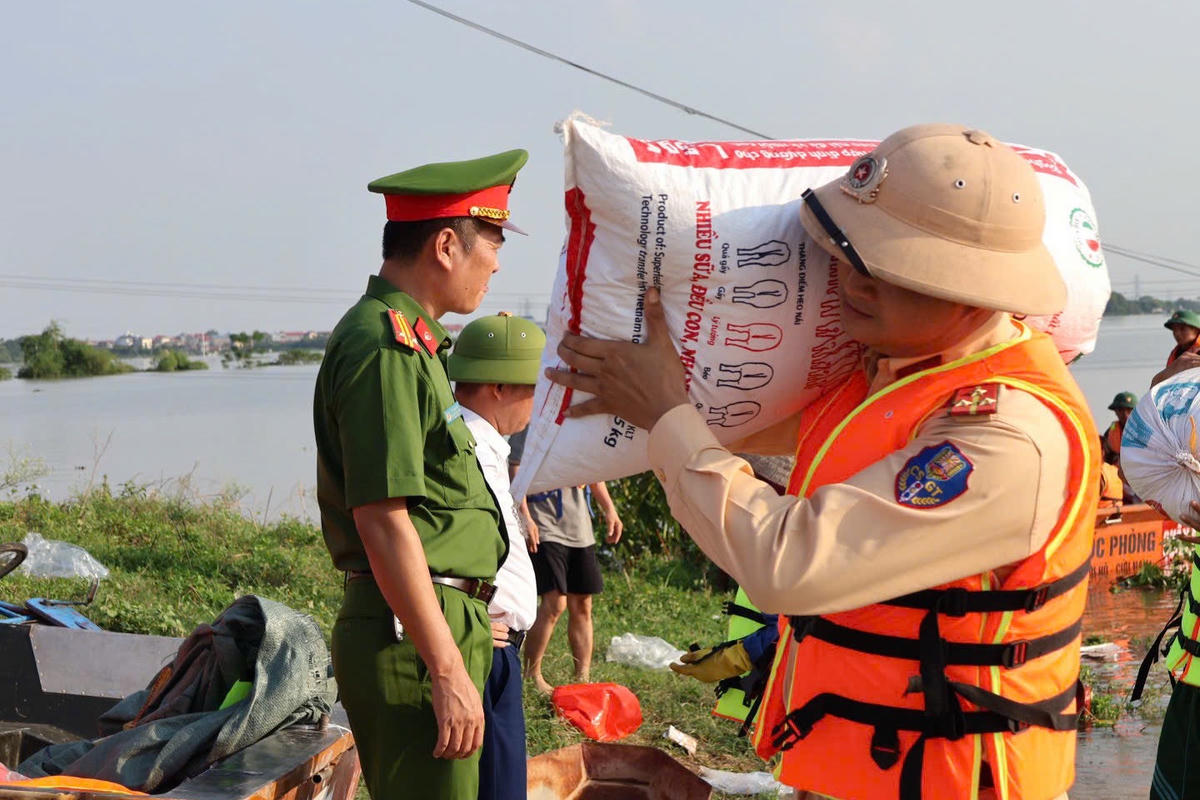 CSGT giúp người dân di dời tài sản đến vị trí an toàn.