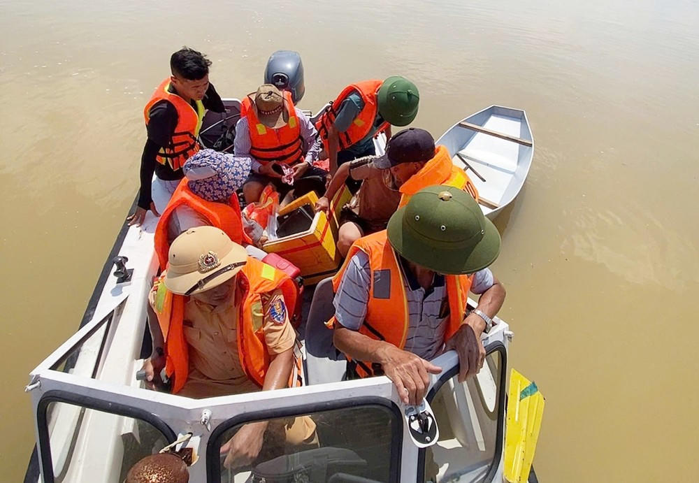 Công an tỉnh Bắc Ninh hỗ trợ người dân. 	